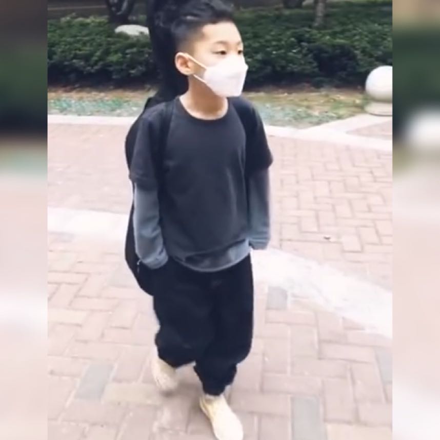 哥哥要帮妹妹背琴减轻负担，却被“冷酷”拒绝，网友：哥哥太帅了休闲区蓝鸢梦想 - Www.slyday.coM