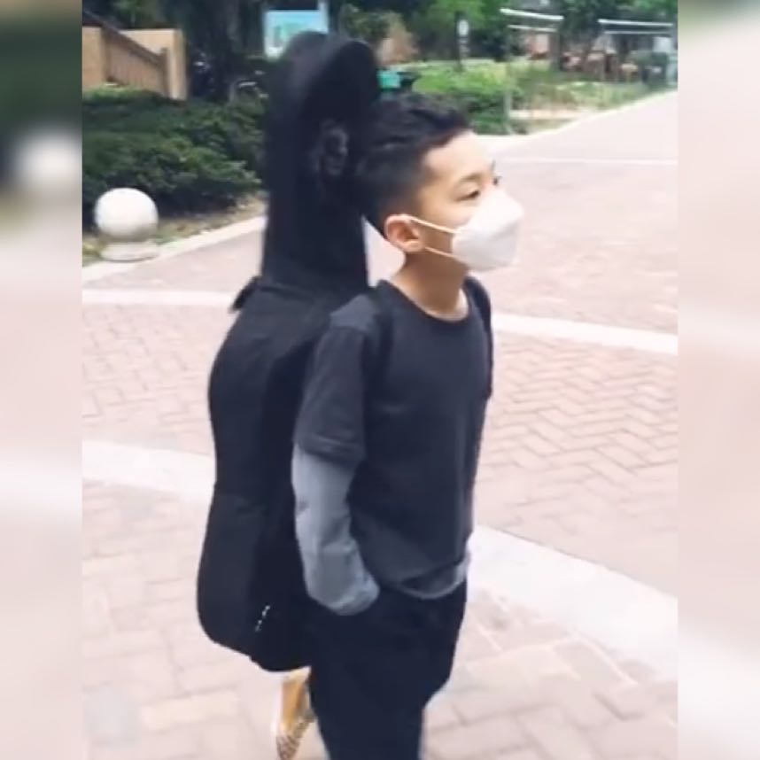 哥哥要帮妹妹背琴减轻负担，却被“冷酷”拒绝，网友：哥哥太帅了休闲区蓝鸢梦想 - Www.slyday.coM