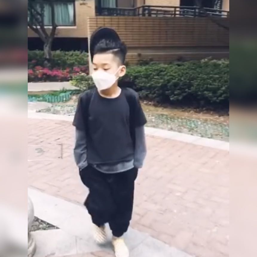 哥哥要帮妹妹背琴减轻负担，却被“冷酷”拒绝，网友：哥哥太帅了休闲区蓝鸢梦想 - Www.slyday.coM