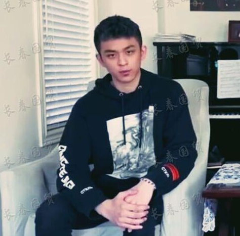何音儿子近照,17岁阳光帅气酷似黄志忠,留学海外与妈妈相依为命