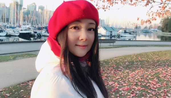 薛宝钗张莉晒近照54岁仍灵动美艳网友说34岁都有人信吧