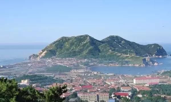山东一座岛屿，位于胶东、辽东半岛之间，有“海上仙岛”之称