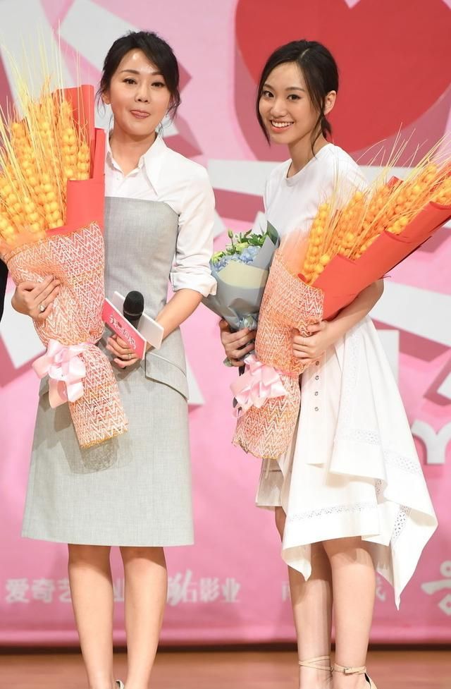 闫妮与女儿同框,气质越来越像,同穿连衣裙好似"姐妹"