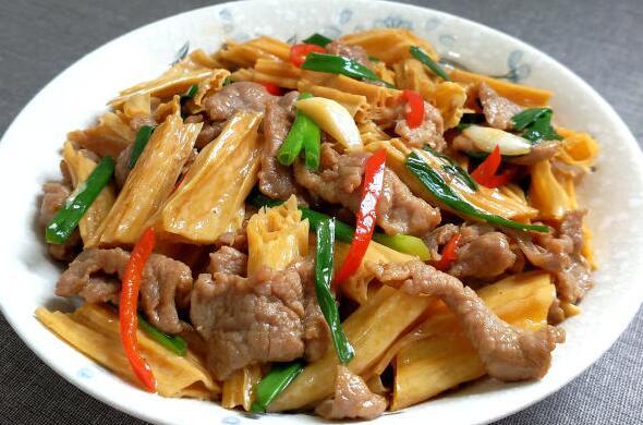 三,腐竹炒肉片4,依据自己的口味加入适量的盐和生抽,翻炒均匀就可以出