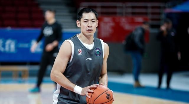 山东男篮1举动引猜想，用10个字盛赞1人，巩晓彬或留他再打1年？