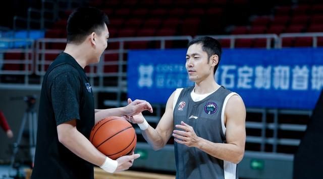 山东男篮1举动引猜想，用10个字盛赞1人，巩晓彬或留他再打1年？