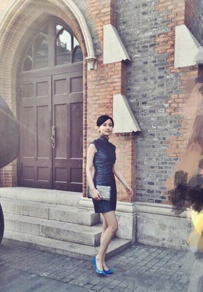 黄龄真是"妖"到骨子里,不仅是嗓音,旗袍也能穿得美艳又妖娆!