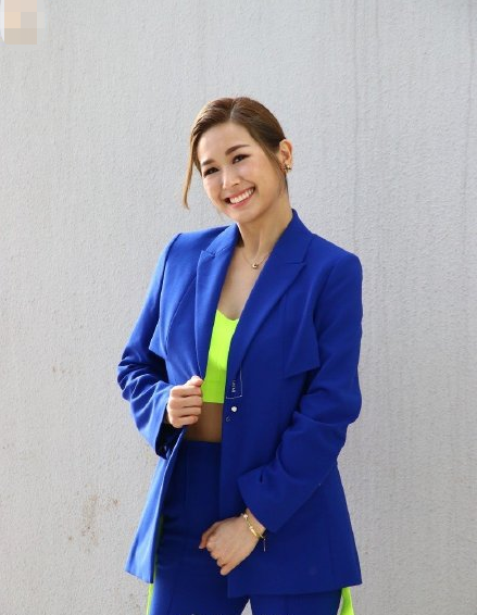 最终也只是止步5强,隔年她就入读第22期无线电视艺人训练班,和周丽欣