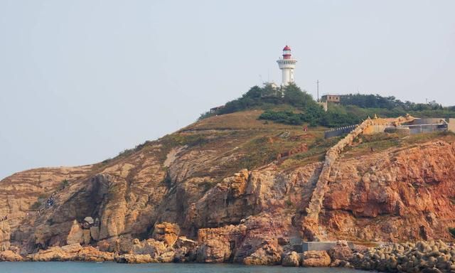 山东一座岛屿，位于胶东、辽东半岛之间，有“海上仙岛”之称