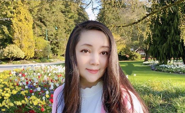 55岁宝钗张莉晒近照定居国外坐拥海边豪宅至今未婚未育