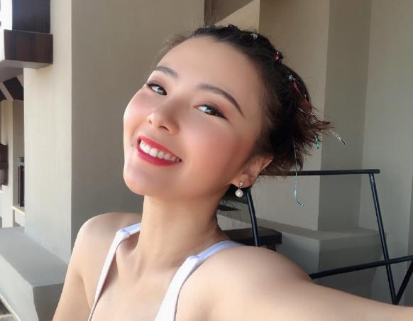 高低杠奥运冠军何可欣退役后更漂亮了瑜伽动作美出天际