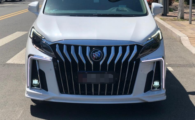 31万买别克gl8,耗费一月改造车头变成"百万埃尔法"交警看半天