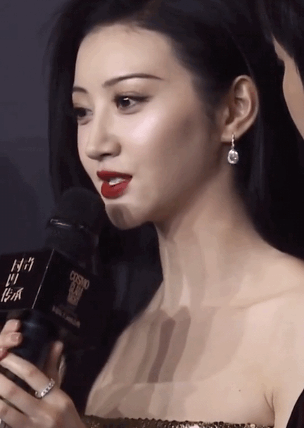 景甜出席活动近距离被拍 网友:本人比电视上要瘦一大圈儿!