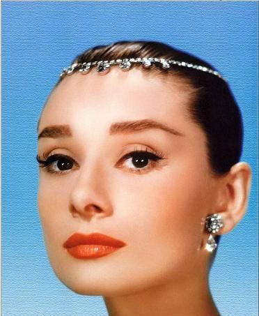 奥黛丽赫本的王冠时刻,《罗马假日》太出名,粉红头冠也惊艳!