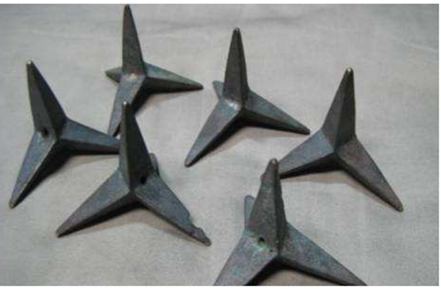 铁蒺藜:该兵器用精铁打造,形状为三角形,铺洒在道路中央,然后用土掩盖