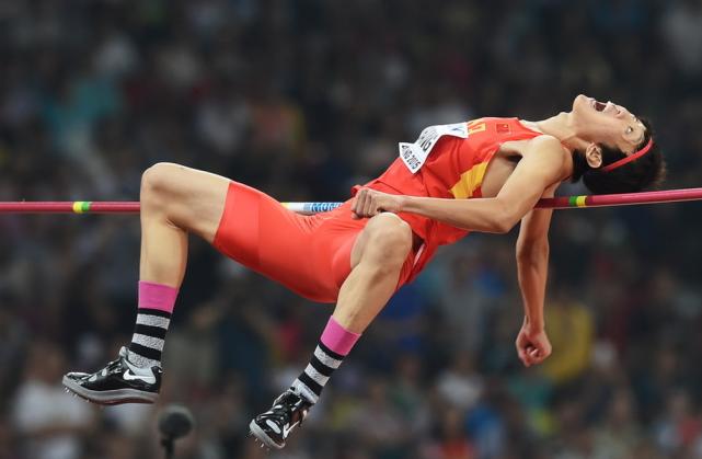 张国伟用头扣篮!网友惊呼:比魔兽霍华德还牛