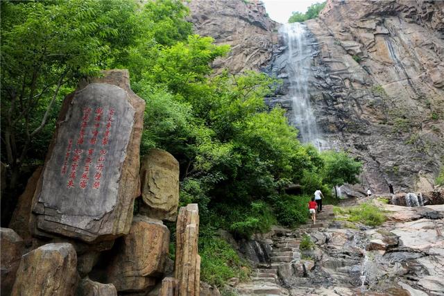 "东镇碑林"与其他珍贵的历史文化遗存,领略四季长流不断的百丈崖瀑布