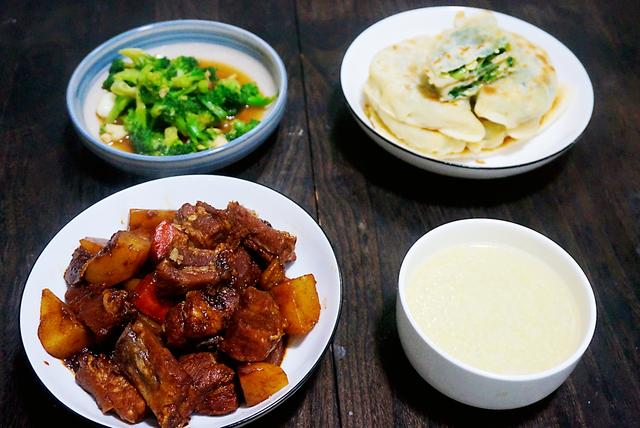 晒晒我家晚餐,有荤有素,主食最受欢迎,网友:一看就馋