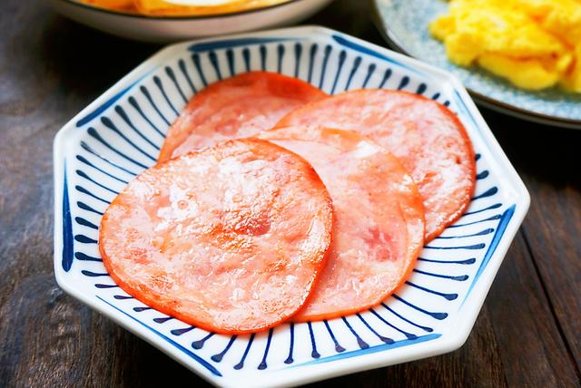 【煎火腿片】火腿片稍微煎一下,和菜一起用烙饼卷着吃,香.