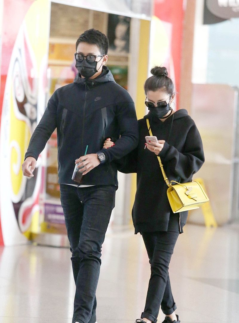 李冰冰带小16岁男友走机场穿情侣装没年龄差