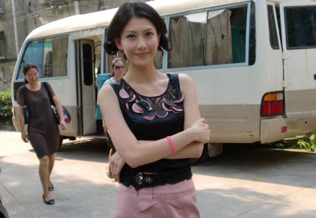 第一次看她是一部叫《回家的诱惑》的电视剧,看的时候,这位女演员起初