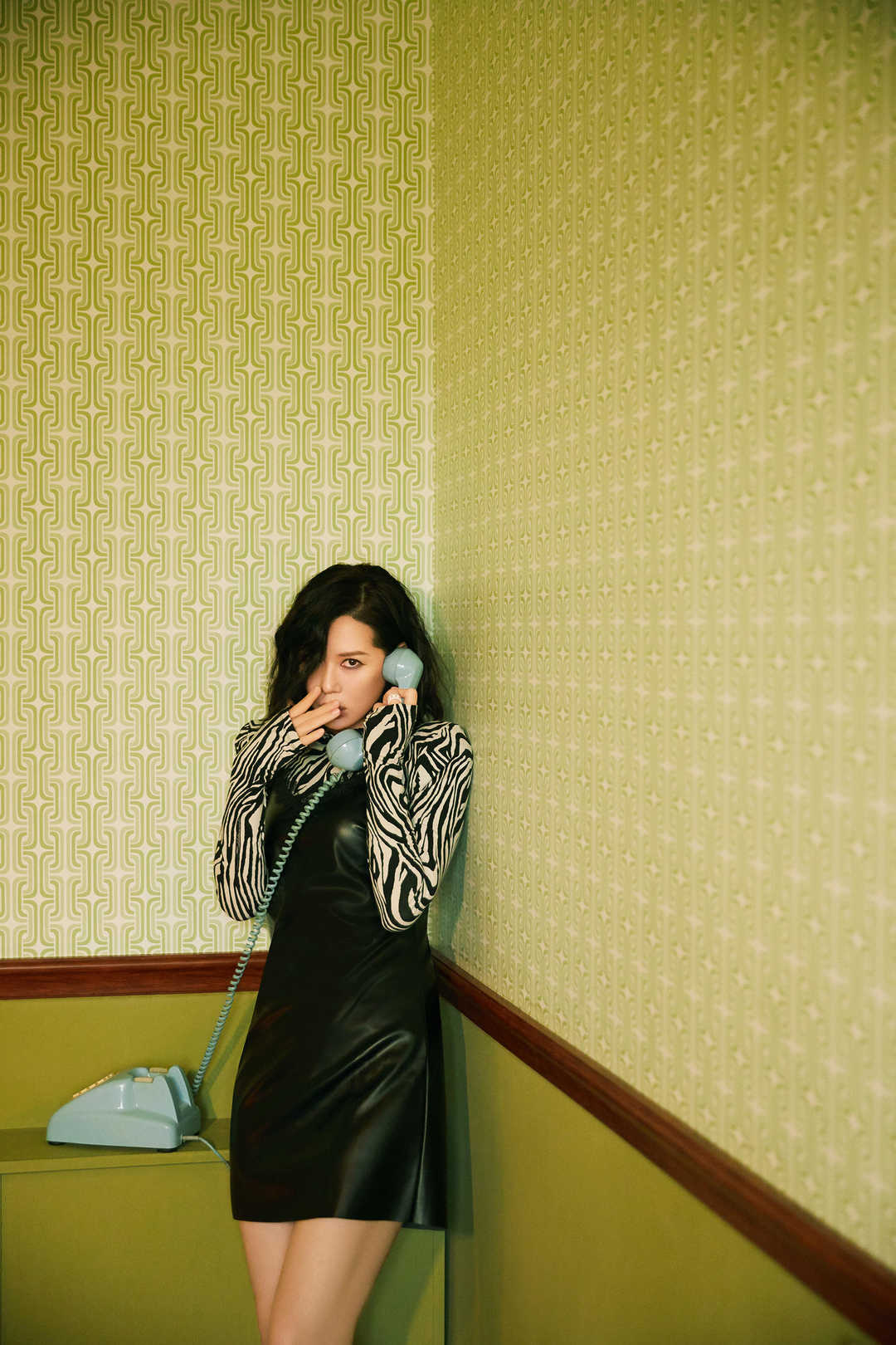 余男真天生性感尤物穿白色外套秀香肩性感妩媚女人味十足