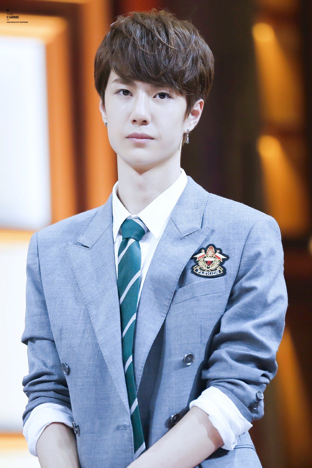 穿校服自成风景线的爱豆,肖战和王一博少年感很强,谁是最佳校草