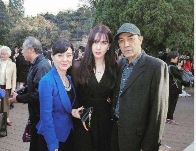 阿的江夫妇甜蜜出游,妻子气质出众,堪称cba最美太太