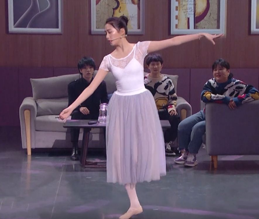 关晓彤穿芭蕾裙跳舞,当她坐下时看到胃部的状态,难怪有人说她胖