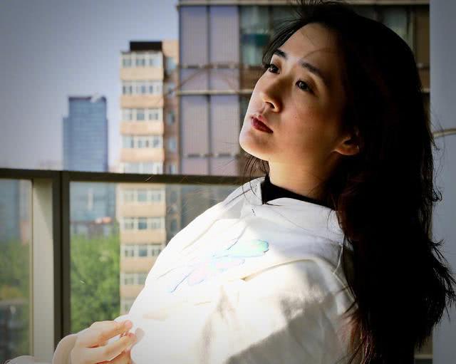 陈晓东娇妻晒老公视角美照,白衬衫叠穿高领衣,高级又大气|王妤娴