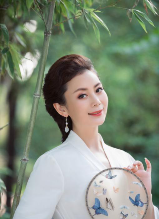 朱军妻子晒合影为老公和妈妈庆祝生日朱军头发花白瘦脱相