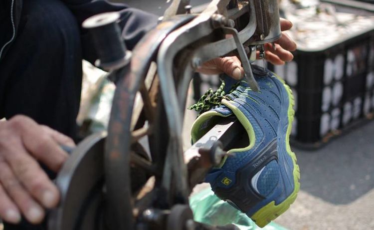 农村老人每天赶集修鞋,收入只有二十几块钱,很满足