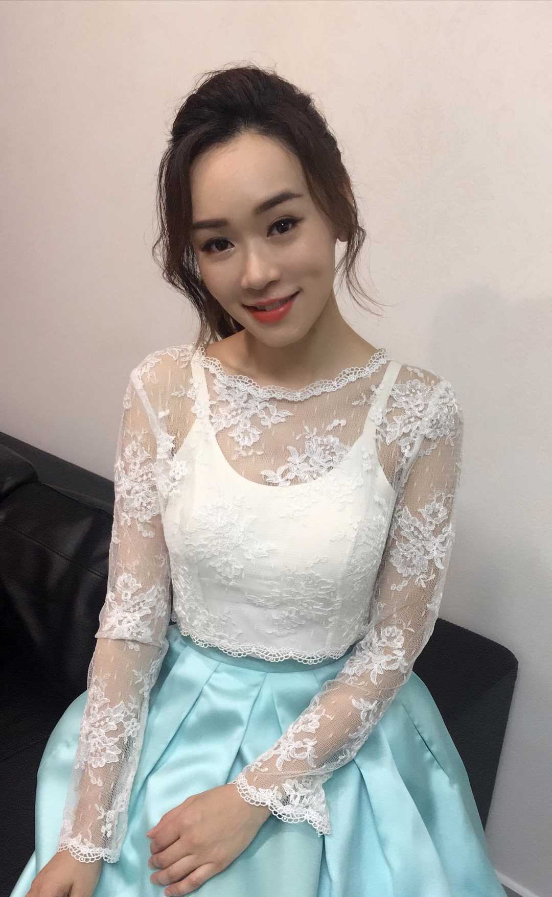 41岁杨思琦太有少女感!身穿拼接连衣裙清新脱俗,甜美温柔又俏皮