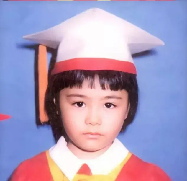 文静大方的许晴张艺兴小时候看到这张照片瞬间想到:欢欢不骗奶奶,欢欢