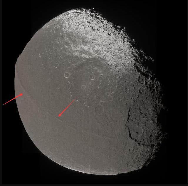 土卫八赤道上面的"焊痕"