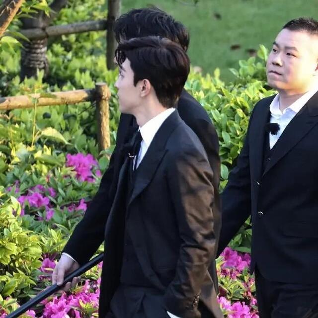 邓伦的头和雷佳音比起来,太占优势了,单手插裤兜妥妥的霸道总裁