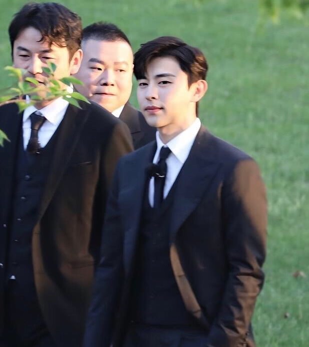 邓伦的头和雷佳音比起来,太占优势了,单手插裤兜妥妥的霸道总裁