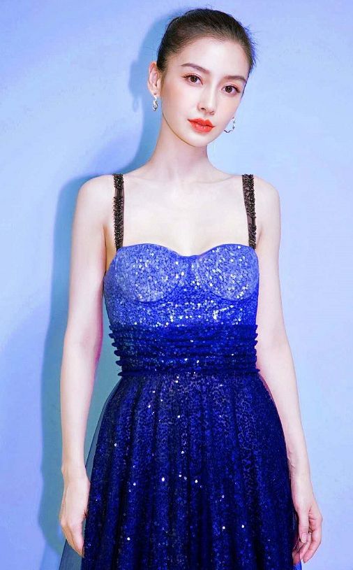 angelababy是一位14岁就进入娱乐圈打拼的女星,只不过当时她还只是一