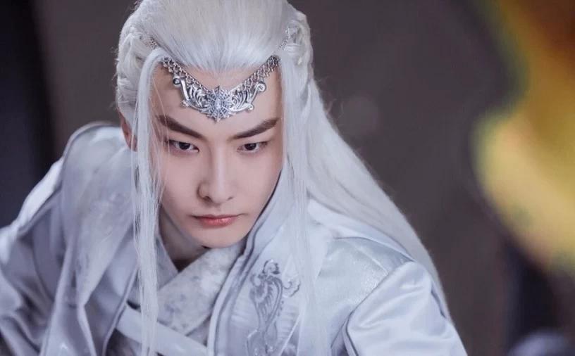 小编在追剧时本来不太喜欢心机重的墨奕怀,但是看到他变成白发的墨