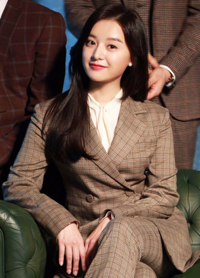 《太阳的后裔》尹明珠私服很温柔,穿着老花外套反而