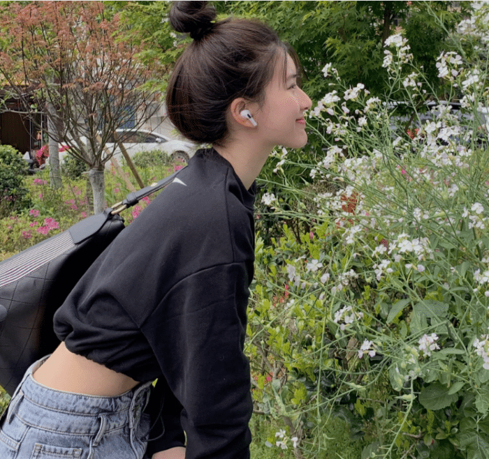 赵露思瘦到不敢认!露脐装搭牛仔裤,这腰是真实存在的吗?