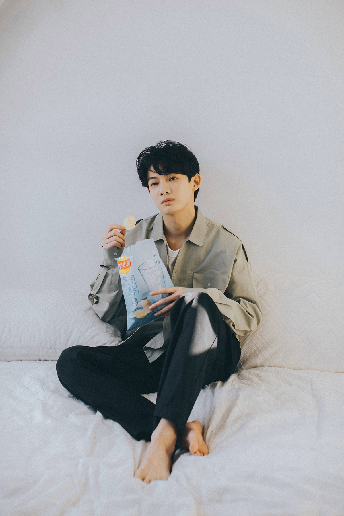 李逸男居家写真曝光 阳光治愈尽显暖男魅力