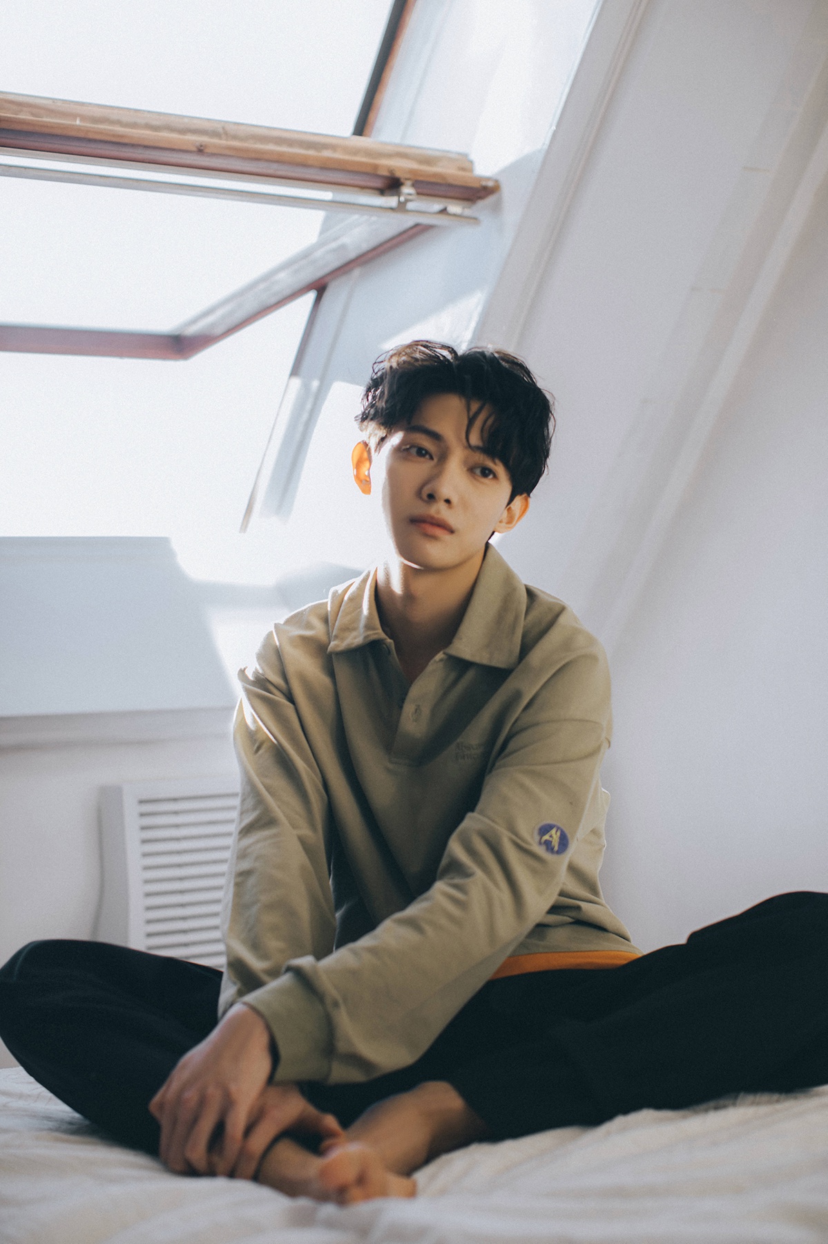 李逸男居家写真曝光 阳光治愈尽显暖男魅力