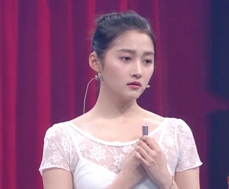 关晓彤穿芭蕾裙跳舞,当她坐下时看到胃部的状态,难怪有人说她胖