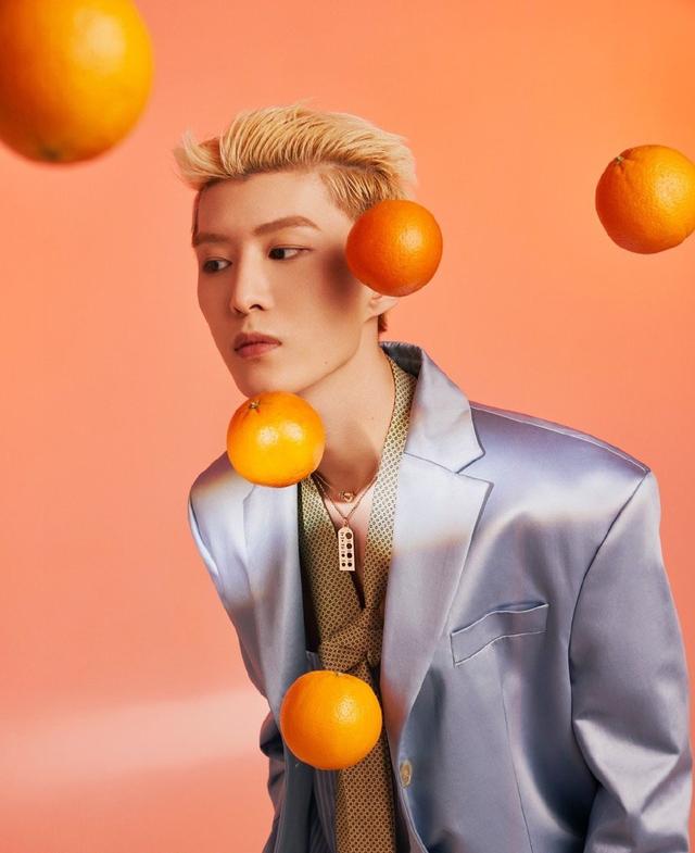 范丞丞写真照曝光,穿白色衬衫配波点领带,同框大橙子俏皮帅气
