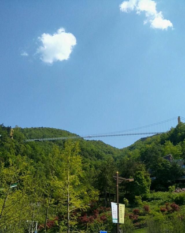 汉中南郑大汉山景区的玻璃栈道气势宏大,近日或可以体验