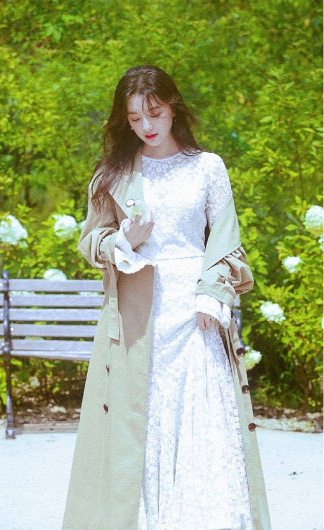 《太阳的后裔》尹明珠私服很温柔,穿着老花外套反而