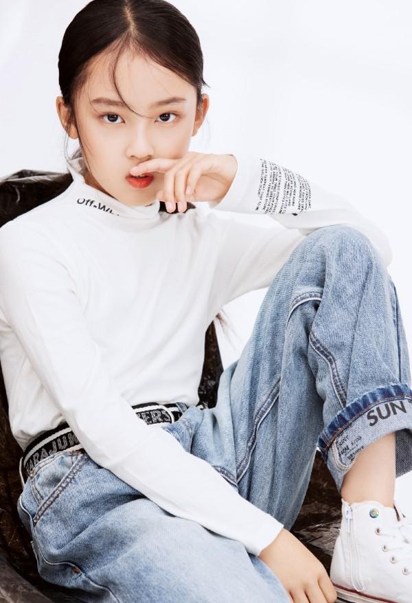 高颜值被呼吁不需整容,九岁腿长身材好|张婉儿|张若昀|整容_新浪新闻