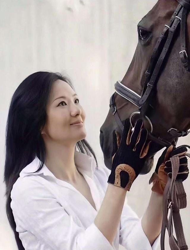 又一次被咏梅惊到,"骑马装"英气十足带优雅
