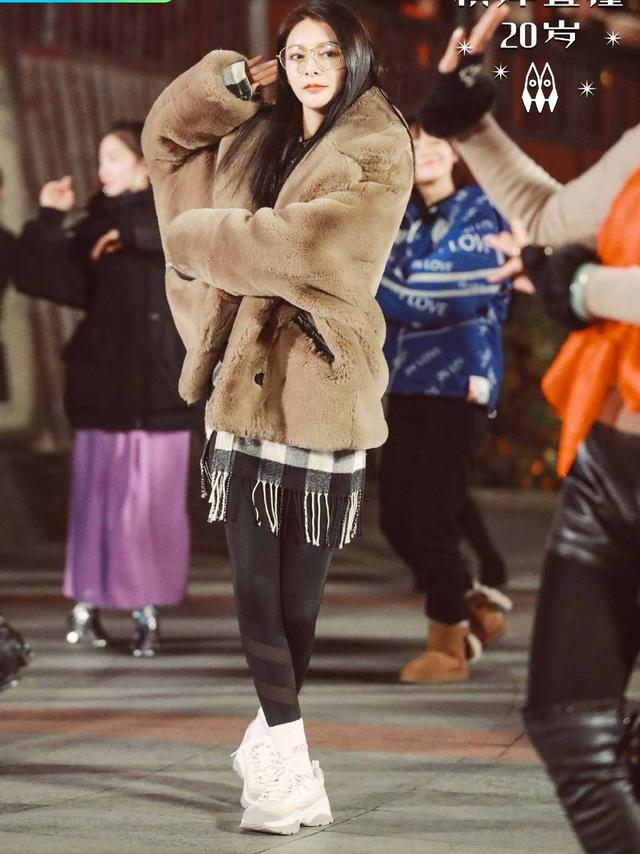 火箭少女跳广场舞吴宣仪紧身裤秀美腿